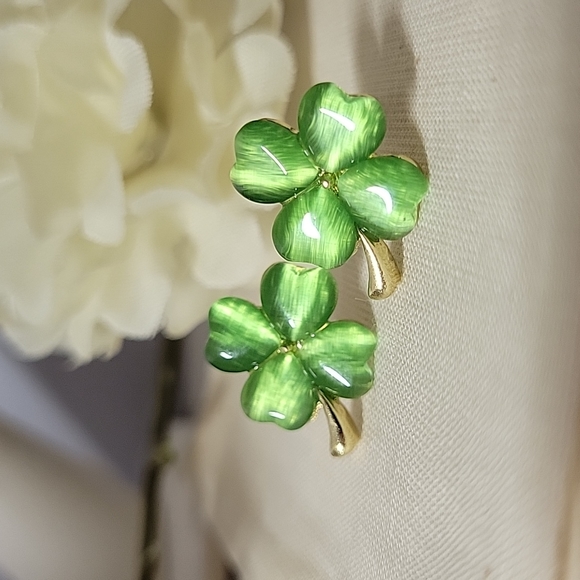 Pearlescent Clover Stud Earrings, 925 Silver - Picture 5 of 11
